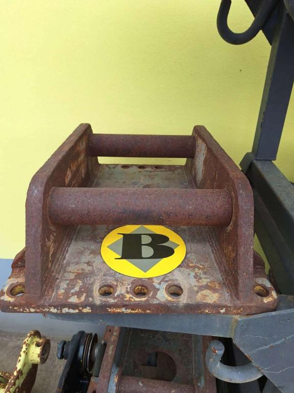UNI70 for 12-18 ton excavators Attachment plate Photo 3