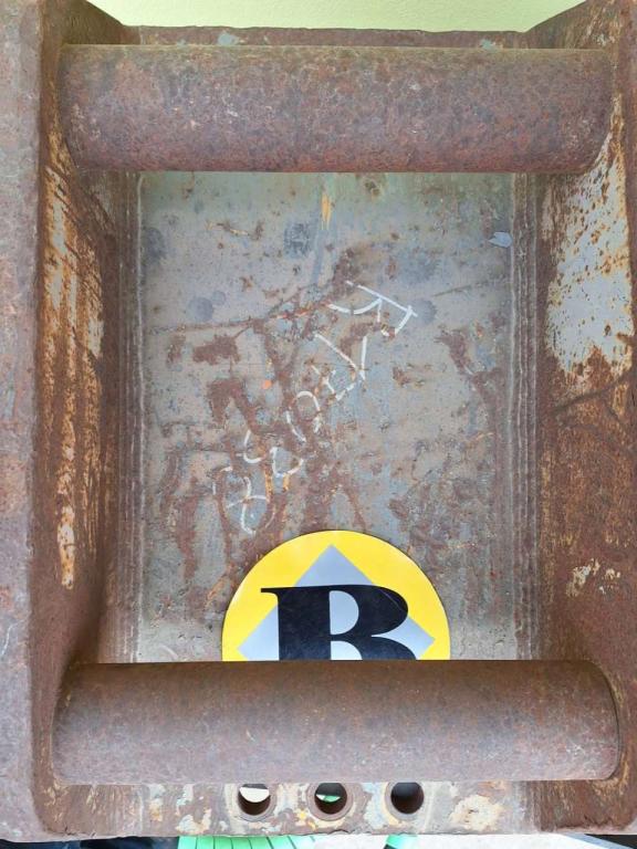 UNI70 for 12-18 ton excavators Attachment plate Photo 4