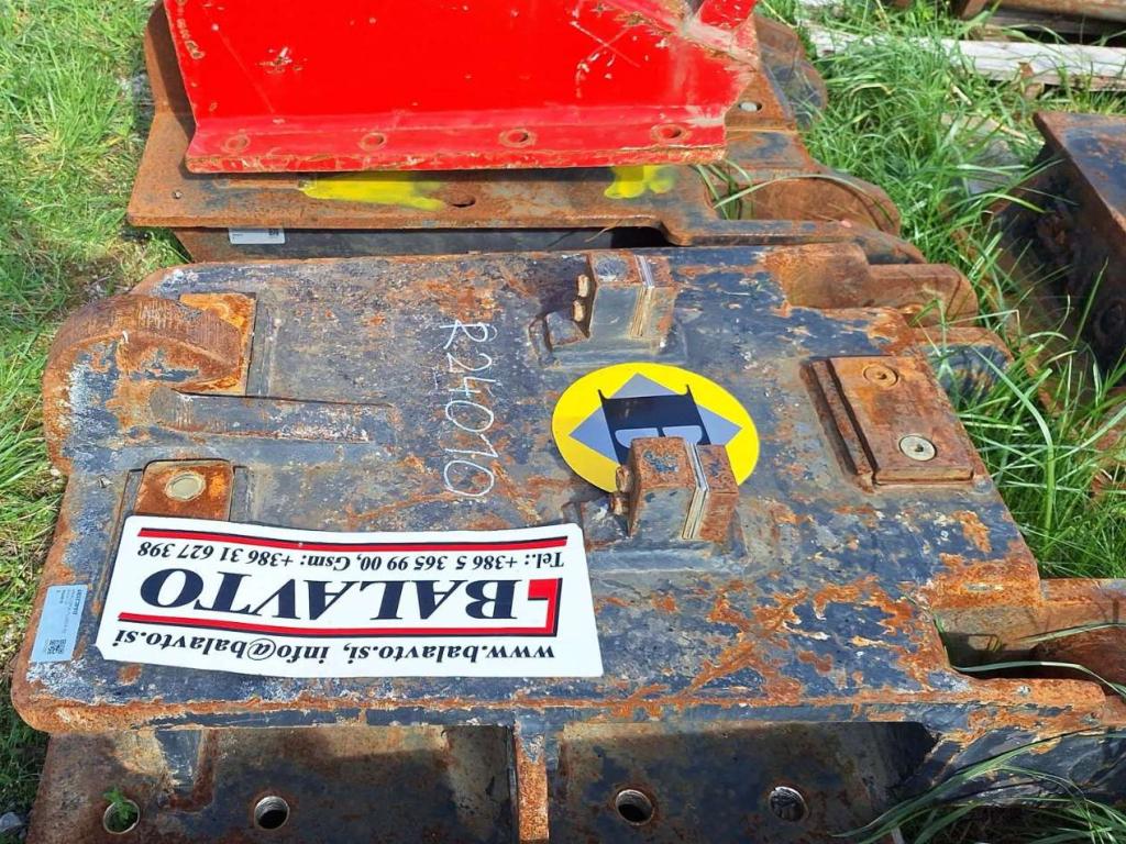 S2 for 25-32 ton excavators Attachment plate Photo 1