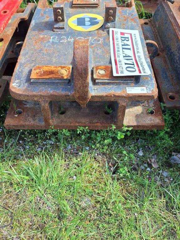 S2 for 25-32 ton excavators Attachment plate Photo 3