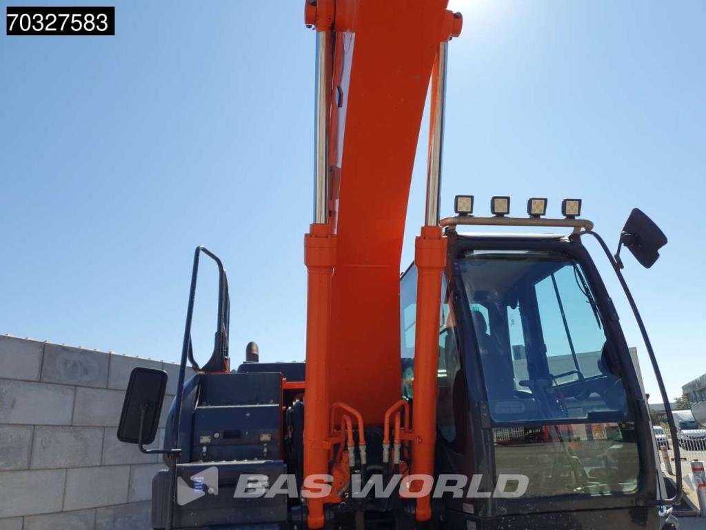 Hitachi ZX210 LC -6 Photo 10