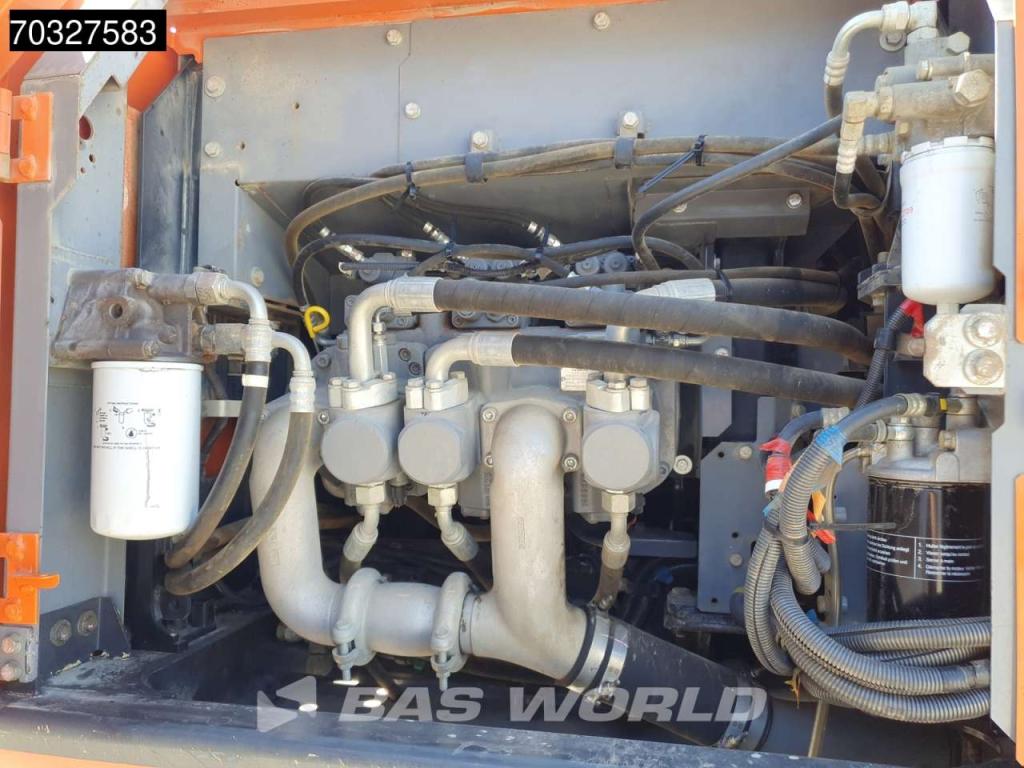 Hitachi ZX210 LC -6 Photo 19