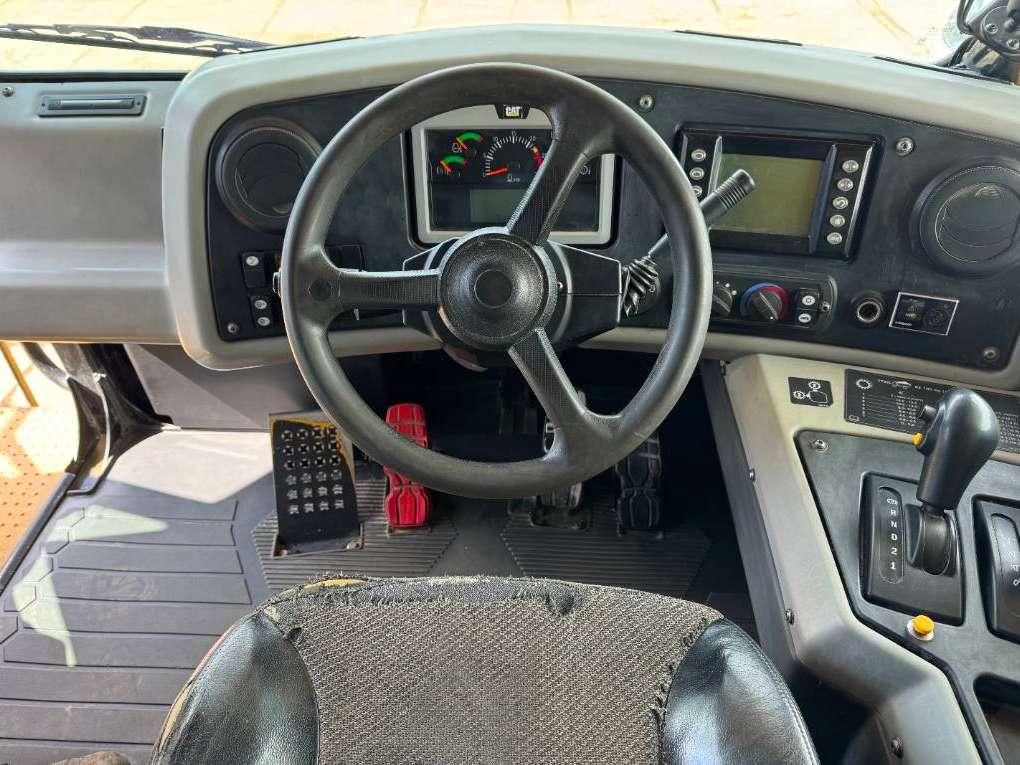 Caterpillar 772G - Automatic Greasing / Body Heating Photo 9