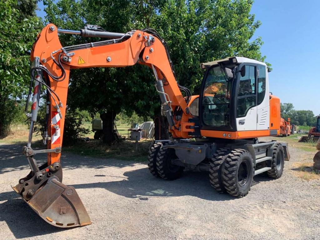 Liebherr A910 COMPACT Photo 1