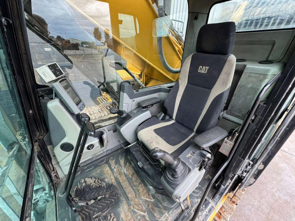 Caterpillar 336FL Tracked material handler Photo 10