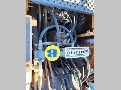 Volvo main control valve 14577600 for Volvo EC220D, EC235C, EC235D... Photo 1