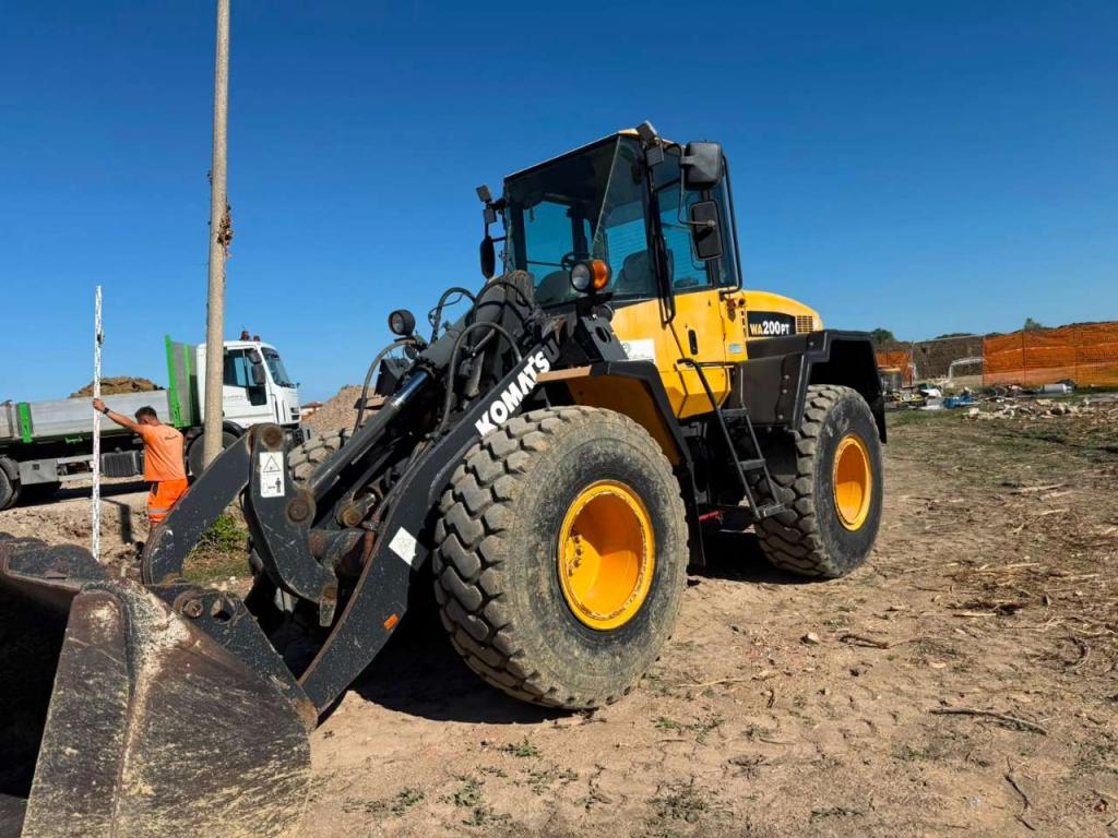 Komatsu WA200PT-5 Photo 1