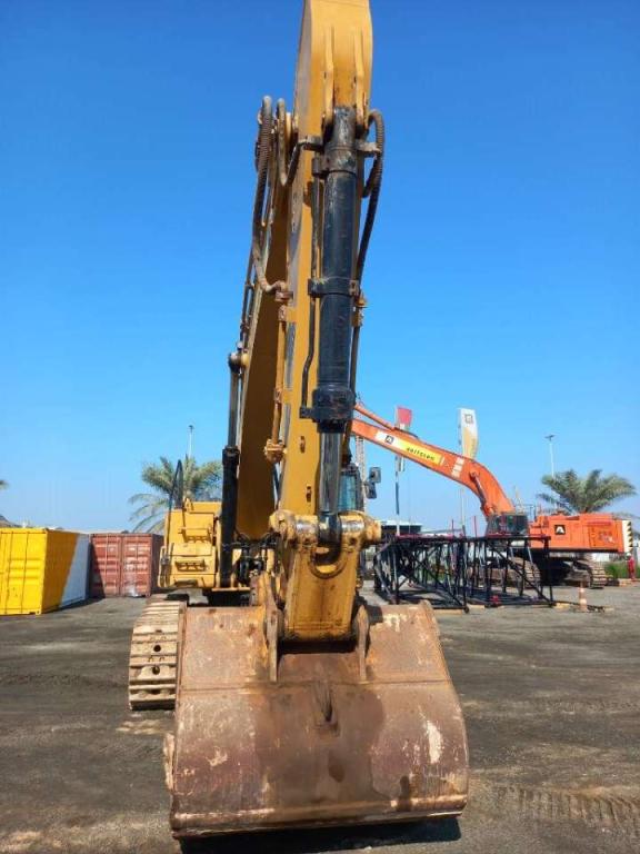 Caterpillar 350 (Abu Dhabi) Photo 10