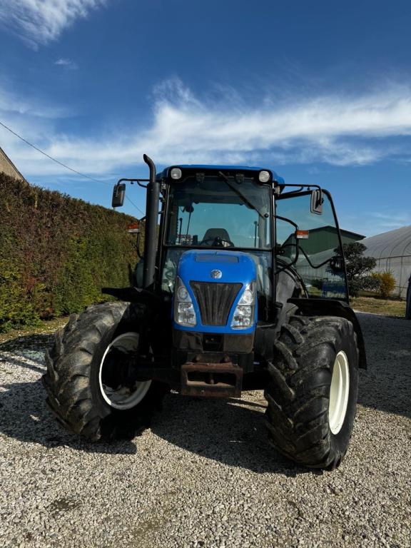 New Holland T4050 Photo 2