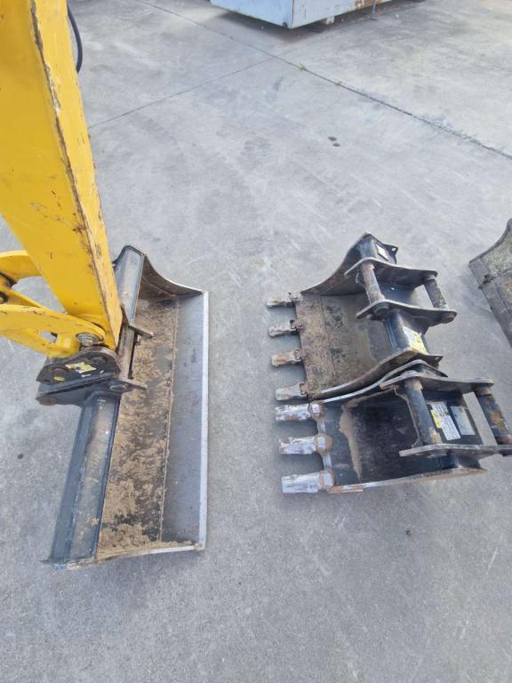Komatsu PC16R-3HS Photo 11