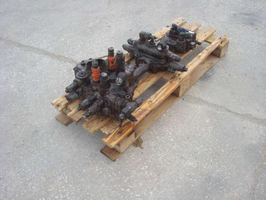 Distributeur hydraulique pour Hitachi ZW220 Photo 6
