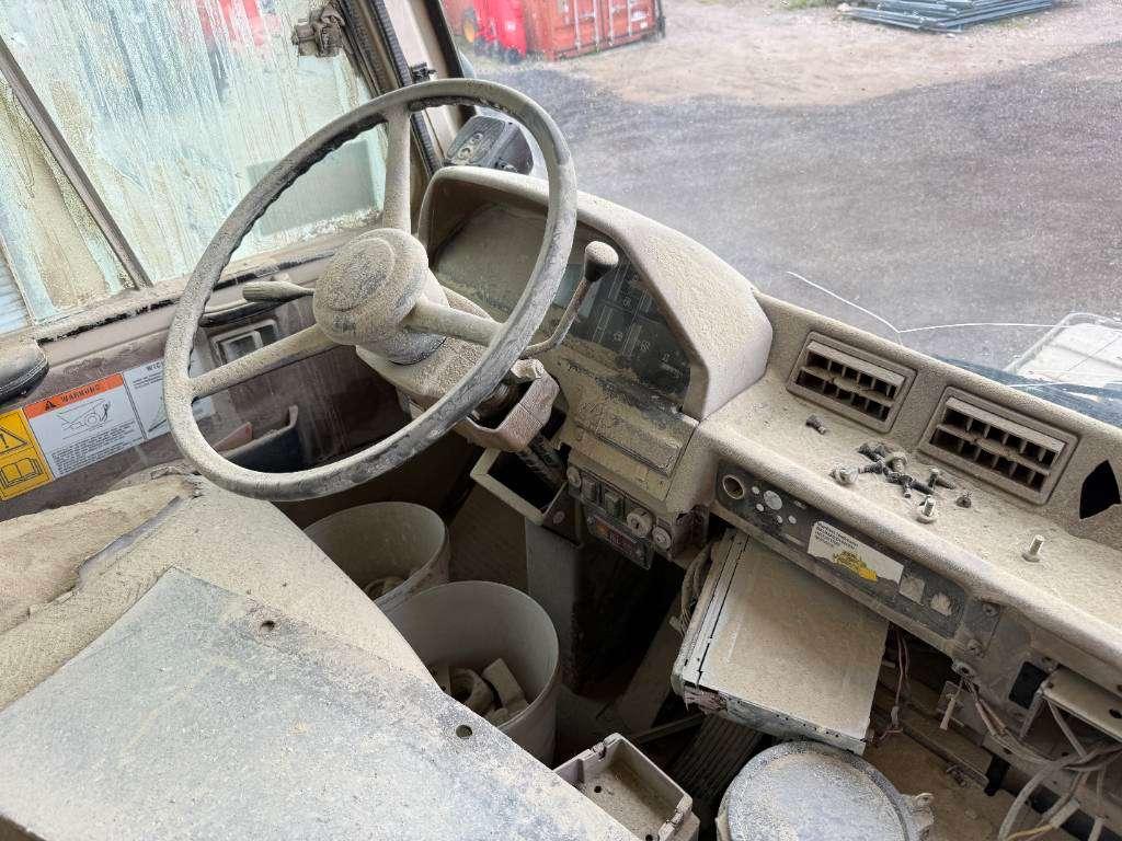 Komatsu HD605-5 **Engine broken** Spare parts for sale! Photo 10