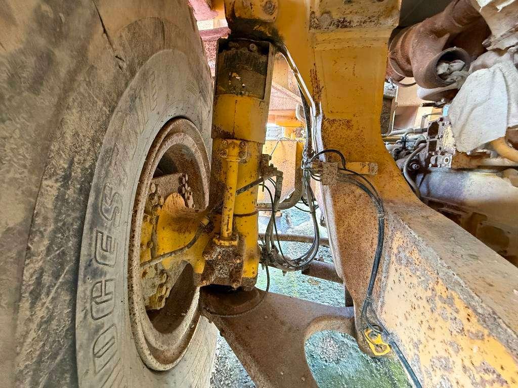 Komatsu HD605-5 **Engine broken** Spare parts for sale! Photo 13