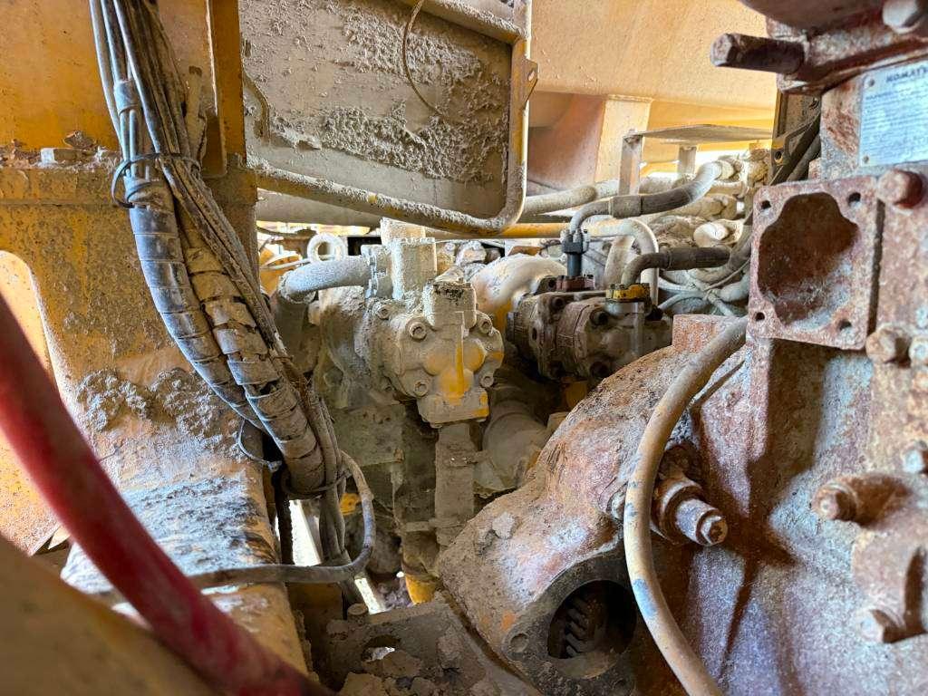 Komatsu HD605-5 **Engine broken** Spare parts for sale! Photo 14
