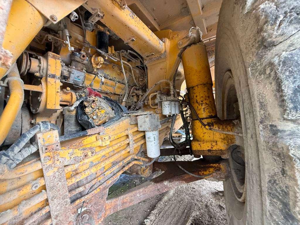 Komatsu HD605-5 **Engine broken** Spare parts for sale! Photo 15
