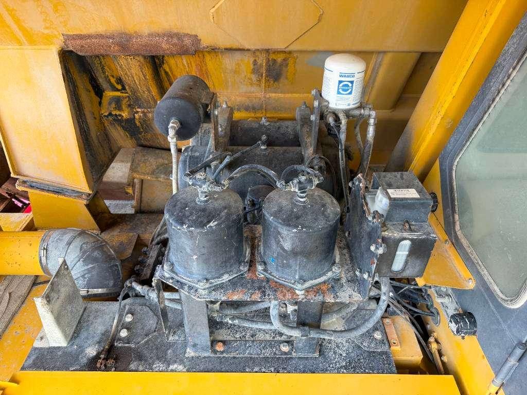 Komatsu HD605-5 **Engine broken** Spare parts for sale! Photo 20