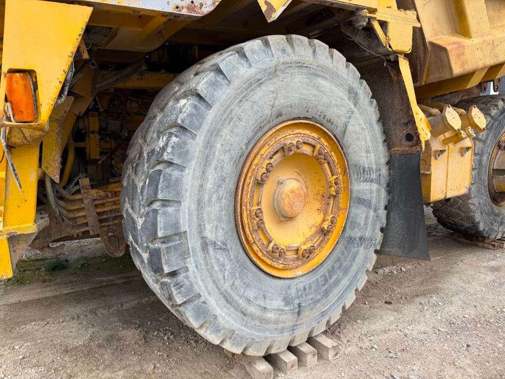 Komatsu HD605-5 **Engine broken** Spare parts for sale! Photo 23