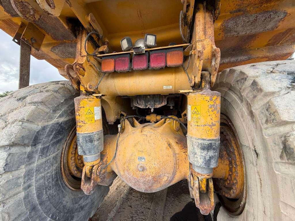 Komatsu HD605-5 **Engine broken** Spare parts for sale! Photo 28