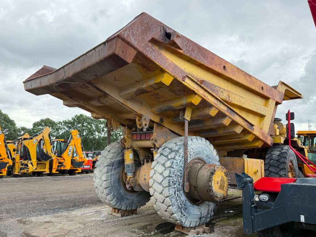 Komatsu HD605-5 **Engine broken** Spare parts for sale! Photo 5