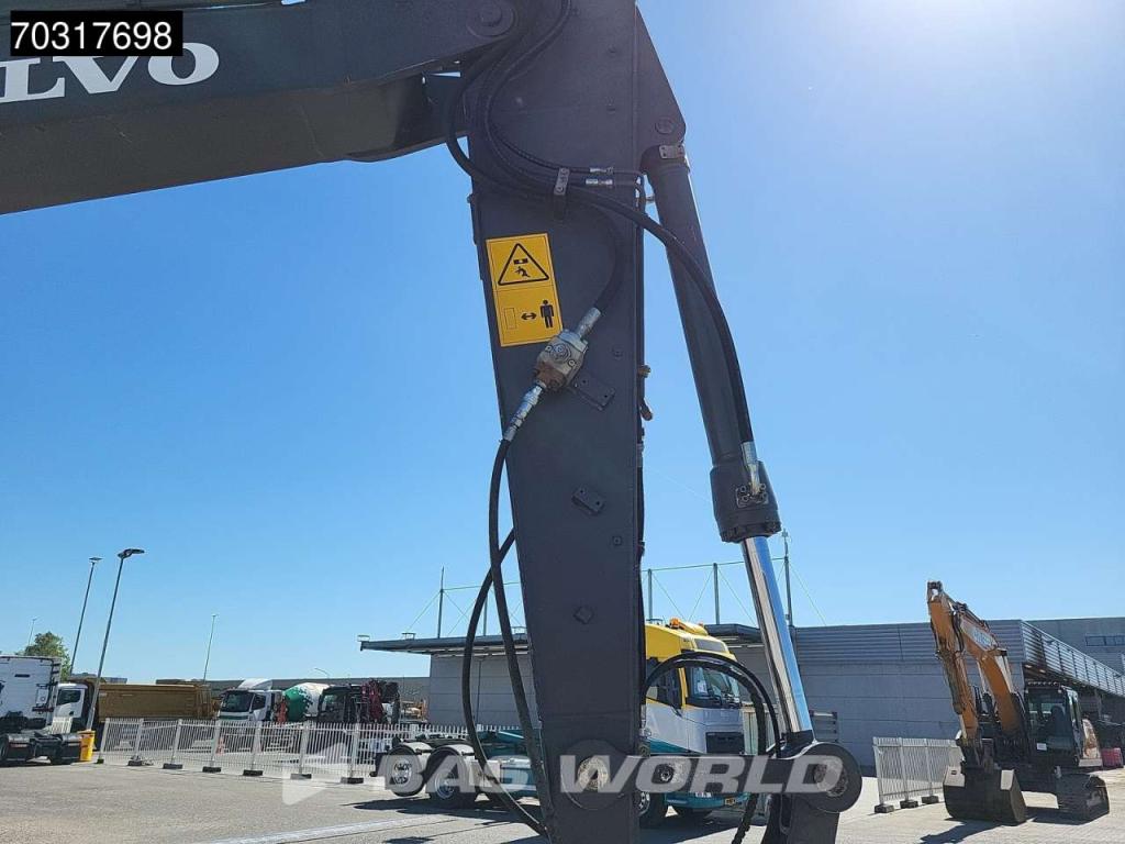 Volvo EWR150 E Outriggers + Blade Photo 12