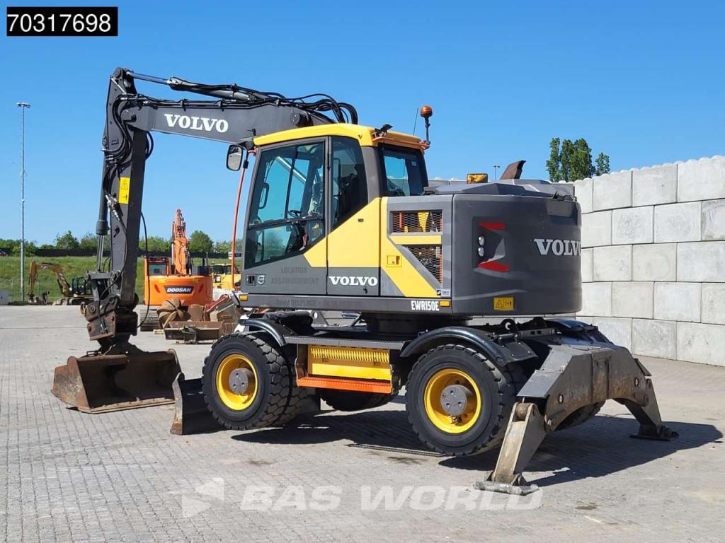 Volvo EWR150 E Outriggers + Blade Photo 3