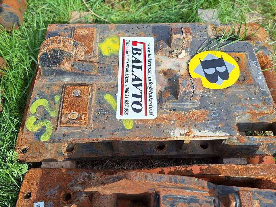 S2 for 25-32 ton excavators Attachment plate Photo 1