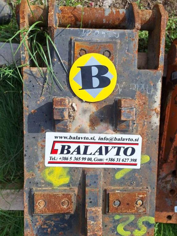 S2 for 25-32 ton excavators Attachment plate Photo 2