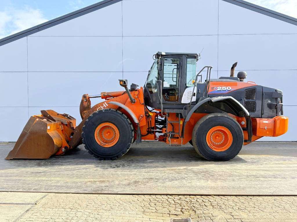 Hitachi ZW250-6 - CDC / 3rd Function / Auto Greasing Photo 1