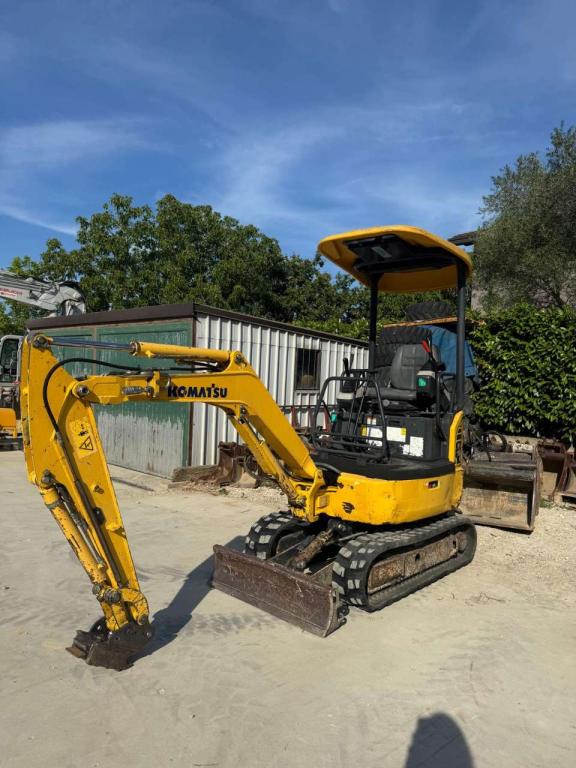 Komatsu PC16R-2 Photo 4