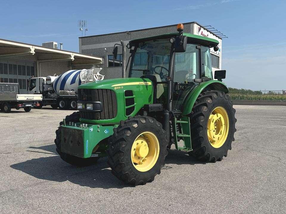 John Deere 6100D Photo 1