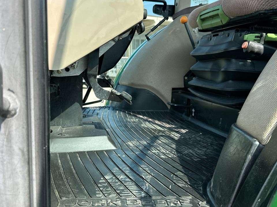 John Deere 6100D Photo 12