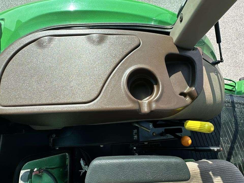 John Deere 6100D Photo 15