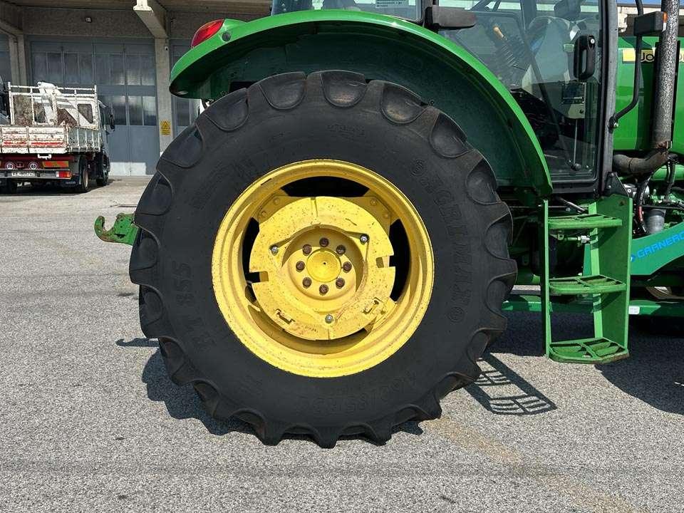 John Deere 6100D Photo 4