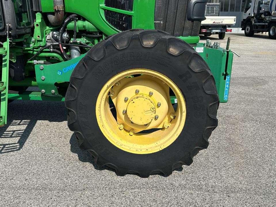 John Deere 6100D Photo 6