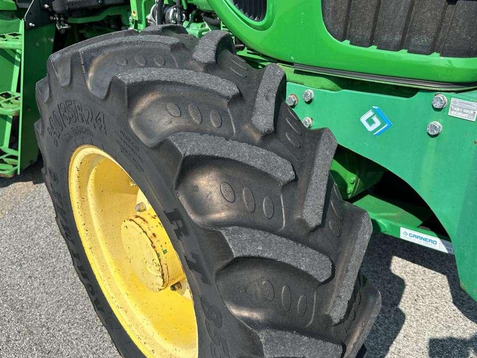 John Deere 6100D Photo 7