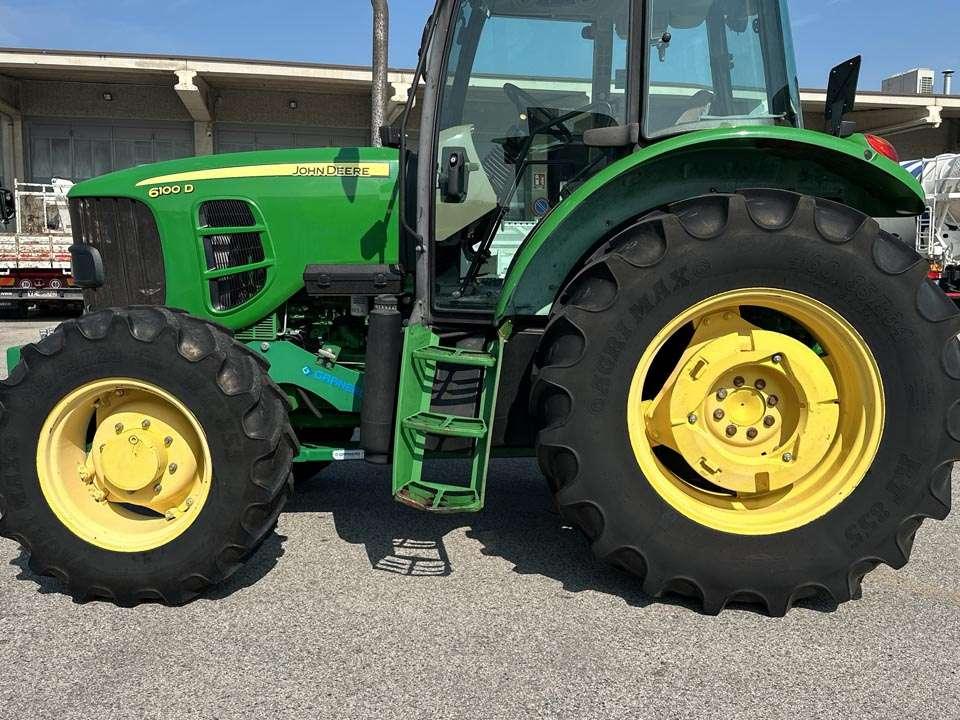 John Deere 6100D Photo 8