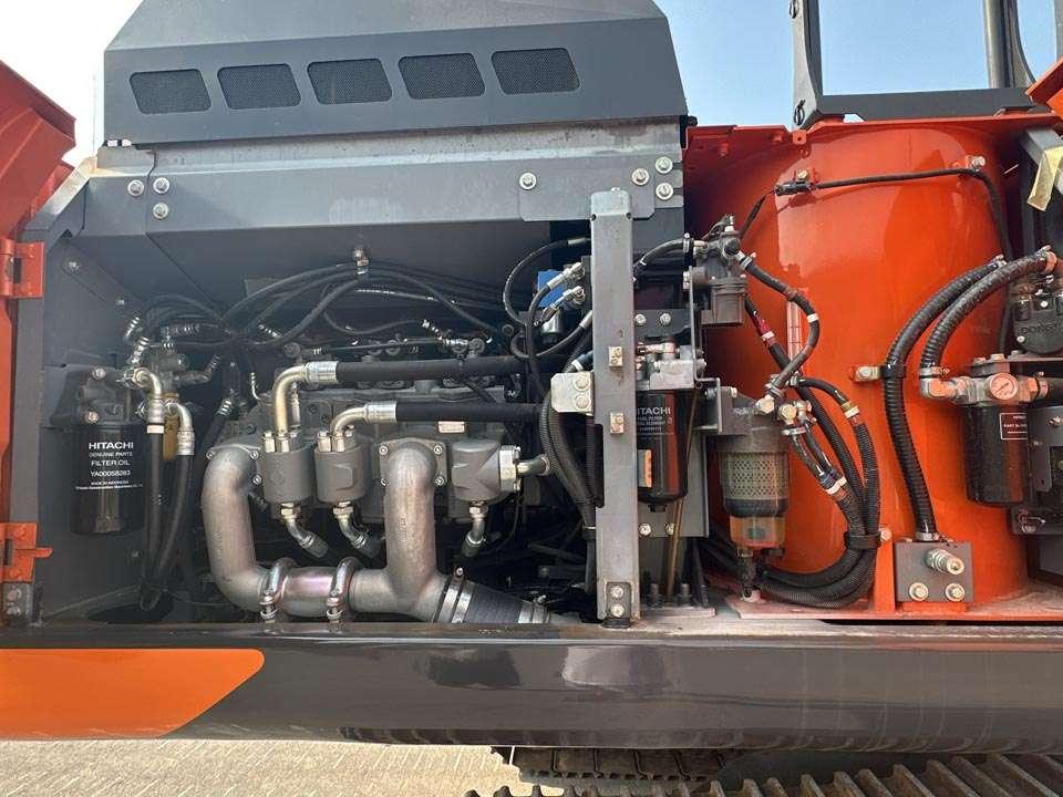 Hitachi ZX350LCN-6 Photo 6