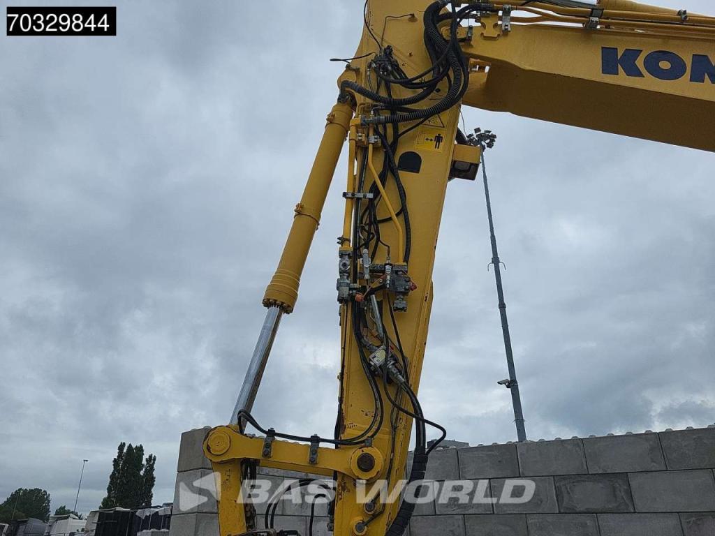 Komatsu HB215 LC -2 Photo 13