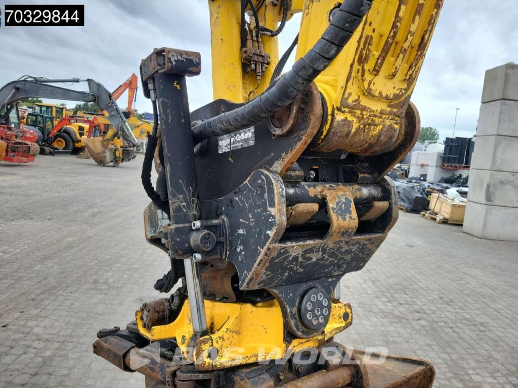 Komatsu HB215 LC -2 Photo 15