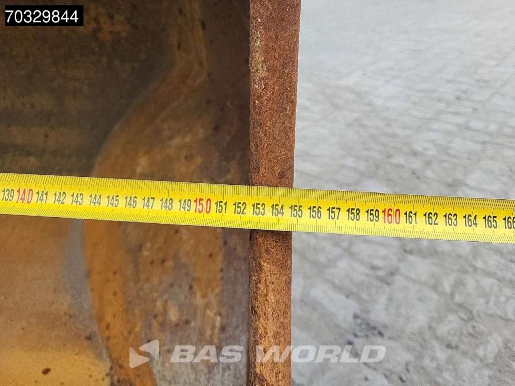 Komatsu HB215 LC -2 Photo 18