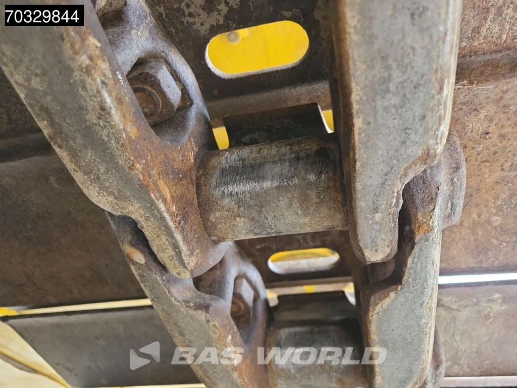 Komatsu HB215 LC -2 Photo 23