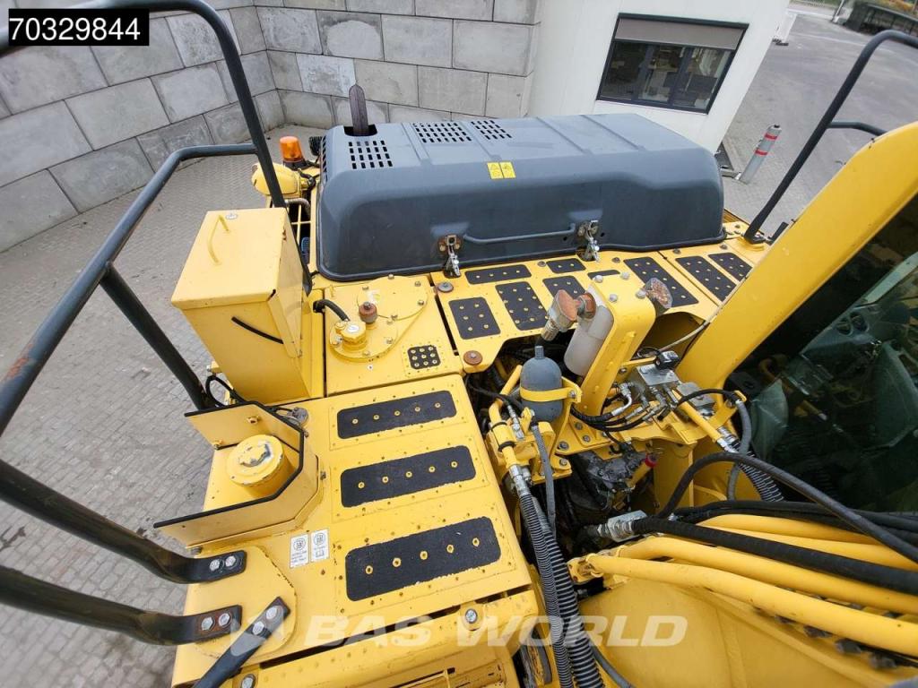 Komatsu HB215 LC -2 Photo 25