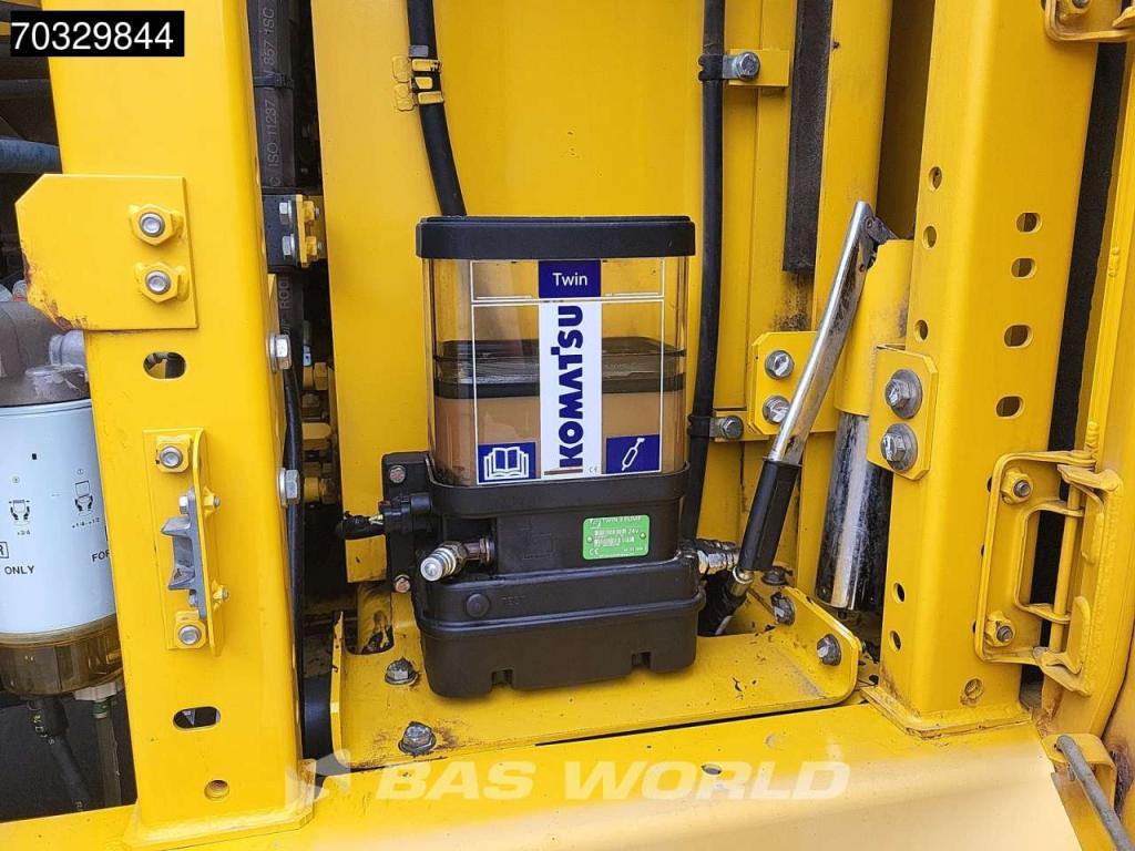 Komatsu HB215 LC -2 Photo 29