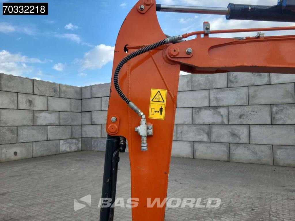 Hitachi ZX33 U-6 CLR A/C - 3 Buckets Photo 10