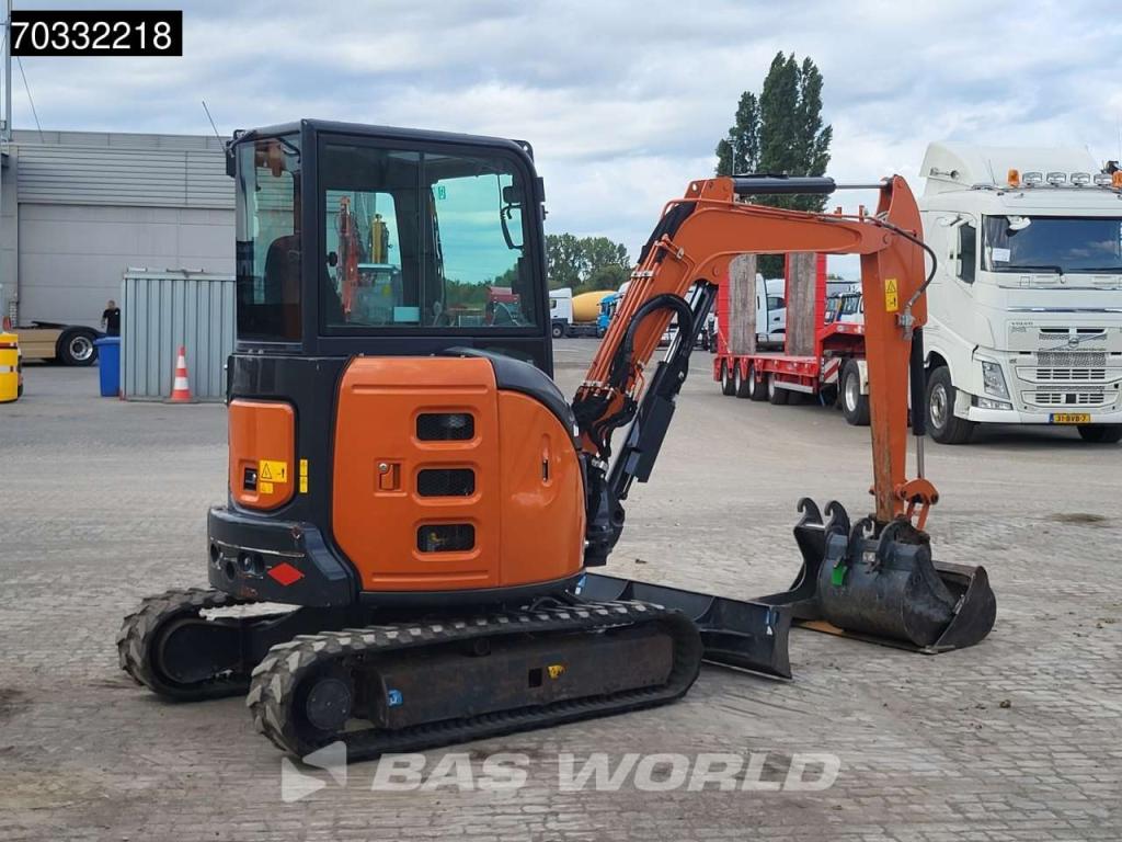 Hitachi ZX33 U-6 CLR A/C - 3 Buckets Photo 6