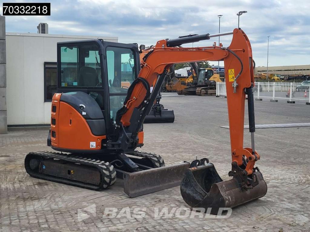 Hitachi ZX33 U-6 CLR A/C - 3 Buckets Photo 7