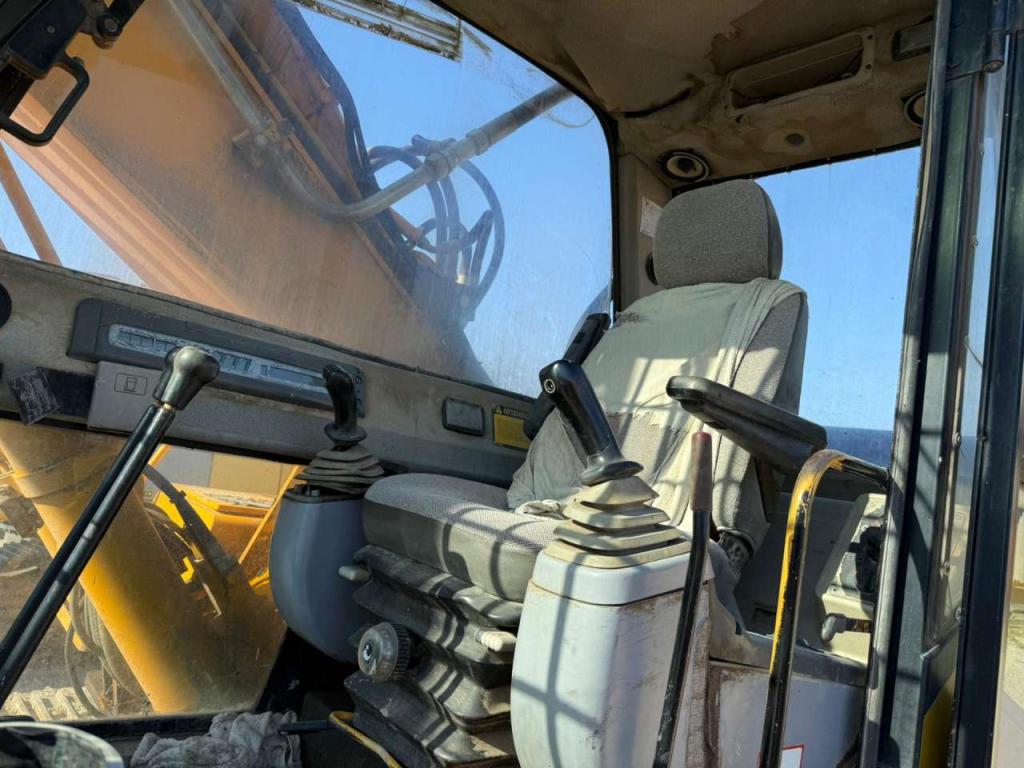 JCB 220 Photo 4