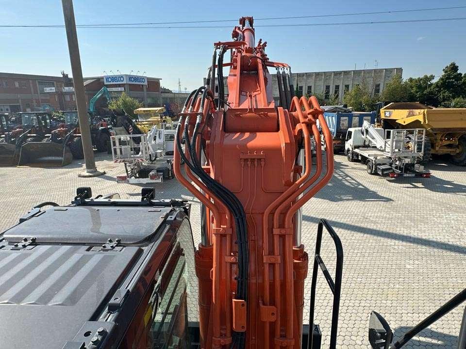 Hitachi ZX220W-7 Photo 17