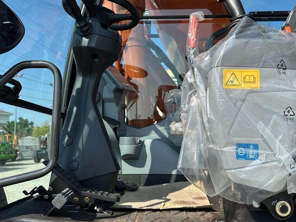 Hitachi ZX220W-7 Photo 19