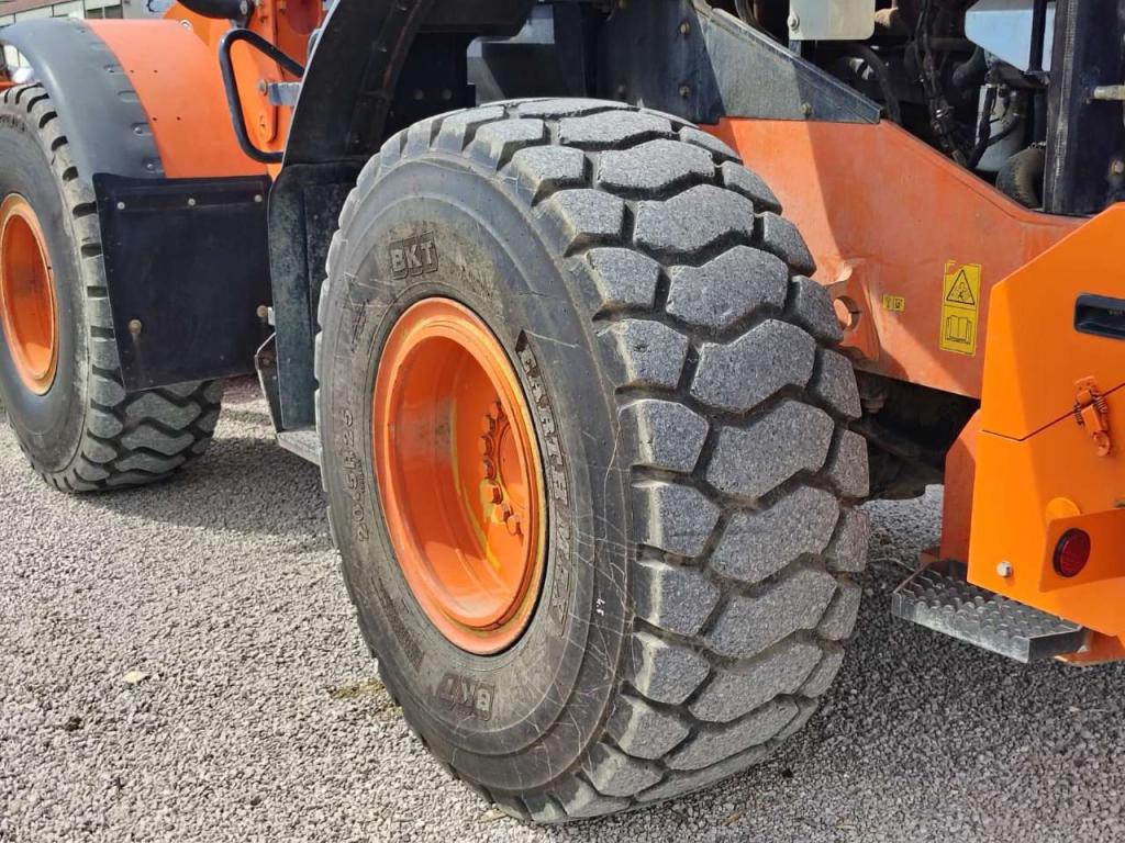 Hitachi ZW 180-6 Photo 17